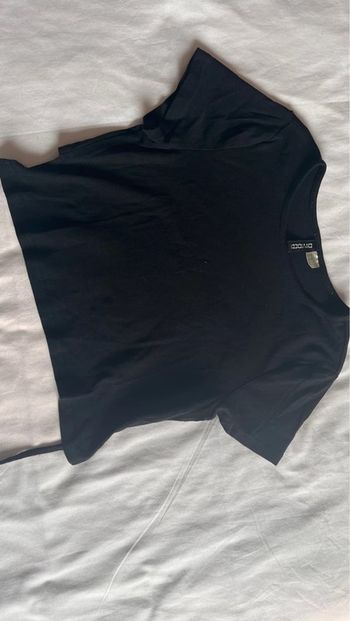 Top court avec un noeud en bas