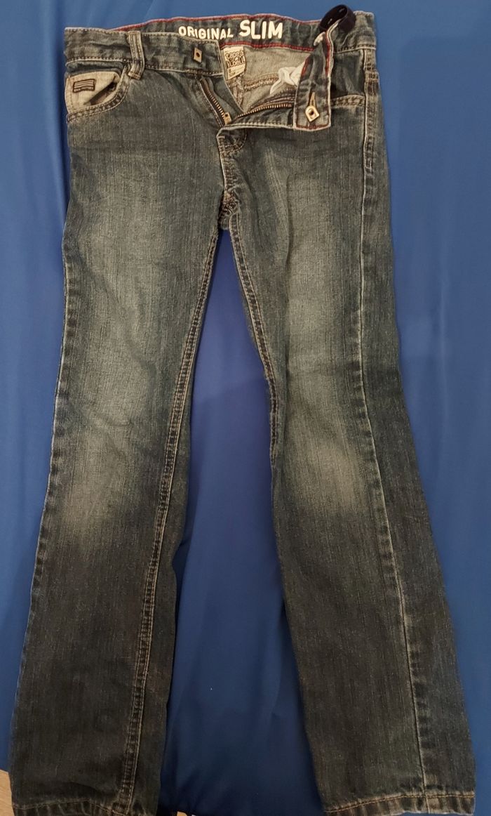 Lot de 3 jeans et un pantalon velours 8 ans