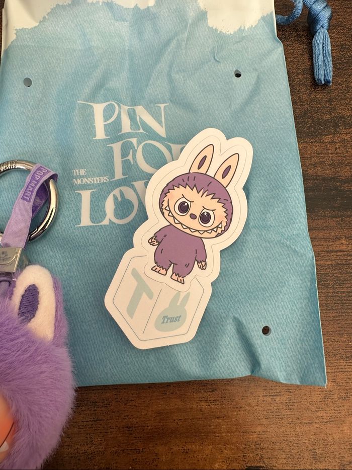 Pin for love lettre T labubu The Monsters Popmart authentique - photo numéro 5