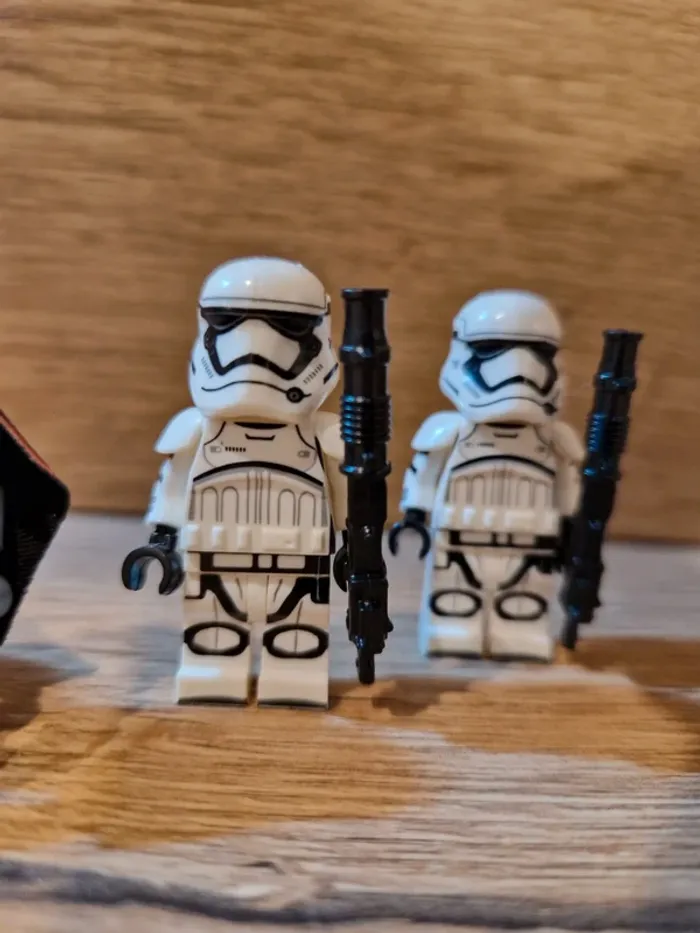 Figurines type lego Captain Phasma avec 4 stormtroopers star wars - photo numéro 4