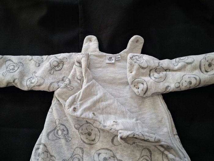 Gigoteuse manches amovibles - Winnie l'ourson grise 0-6 mois comme neuve - Marque Disney baby - photo numéro 4