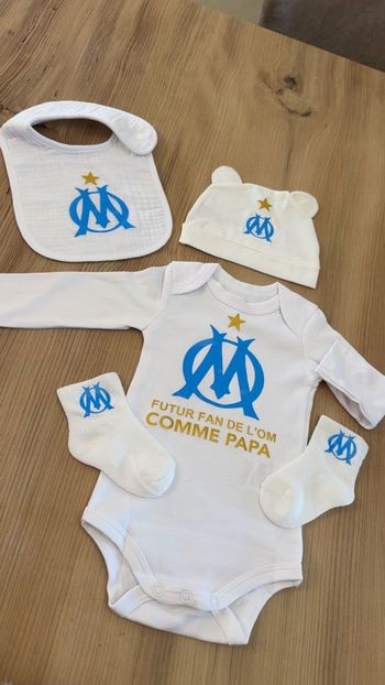 Ensemble cadeau de naissance bébé foot om papa Marseille bb  bodie manche longue bonnet bavoir et chaussettes
