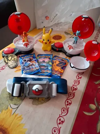 Magnifique lot de pokeball toupie avec figurine ceinture cartes pokemon neuve non officiel