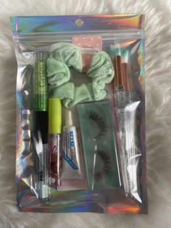 Sachet avec accessoires maquillage vert