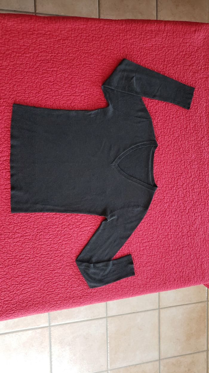 Pull gris avec le col en V en taille M