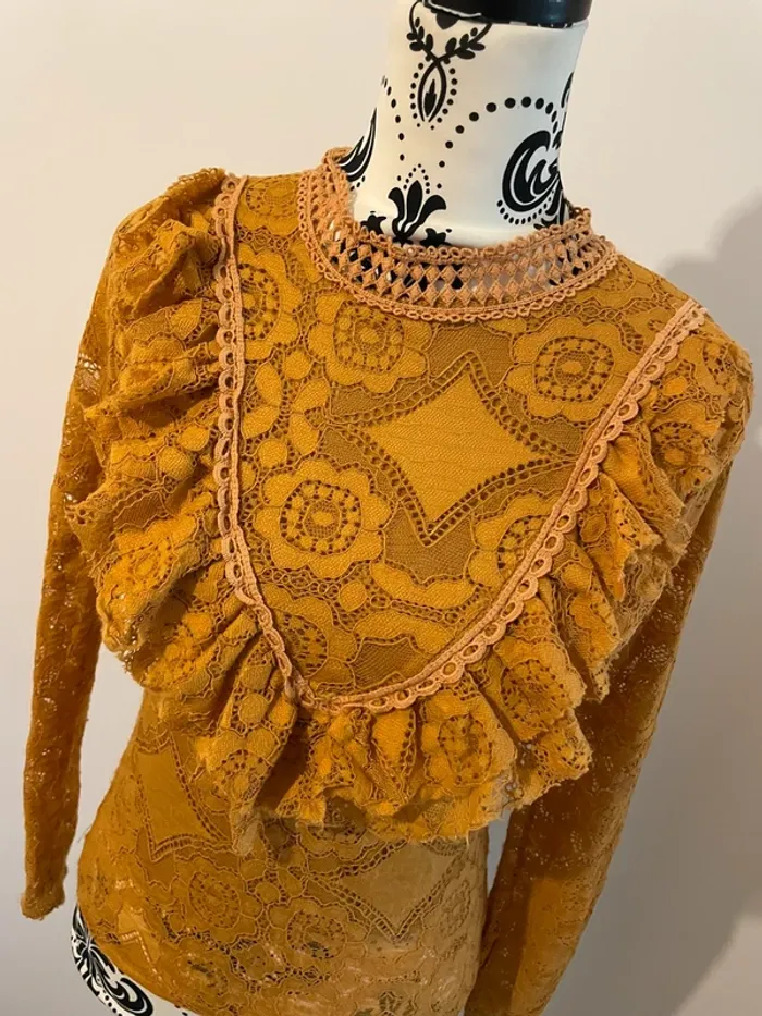 Blouse moutarde en dentelle et volant - Taille 36 - photo numéro 2