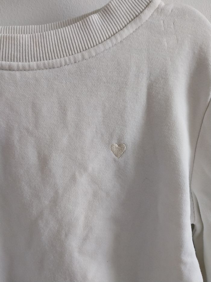 Sweat blanc avec un petit cœur - photo numéro 2