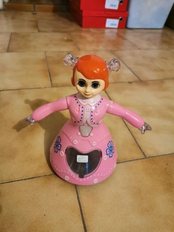 Poupée lumineuse qui chante, danse, et se déplace