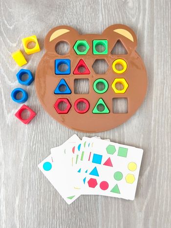 J'eu d'associations de forme et de couleurs