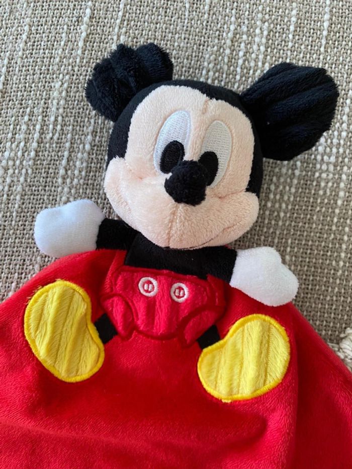 Peluche doudou plat 32cm Disney Mickey souris rouge et noir parfait état - photo numéro 2