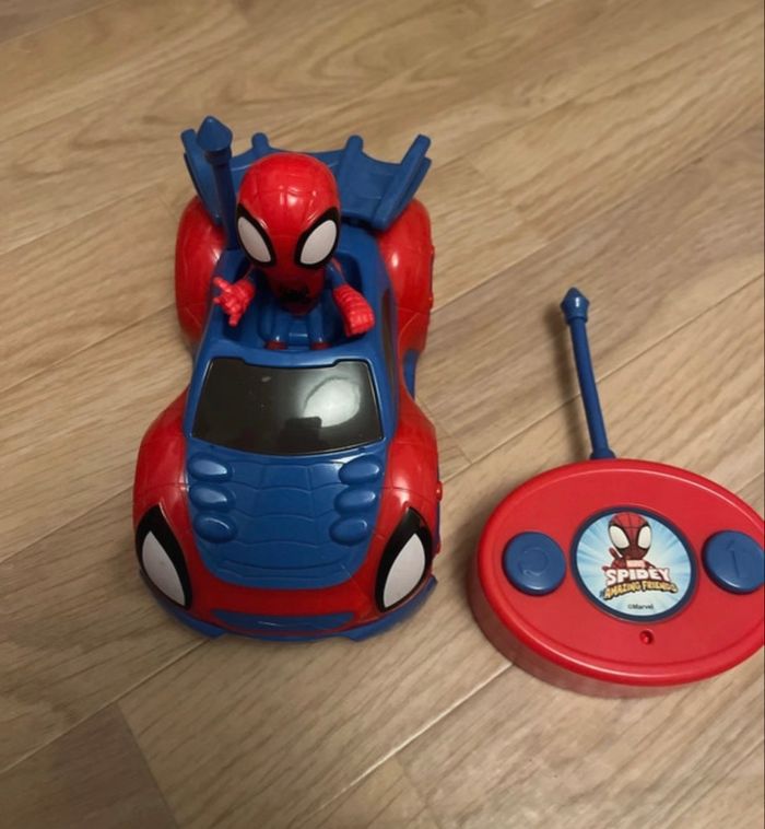 Voiture télécommandée spidey