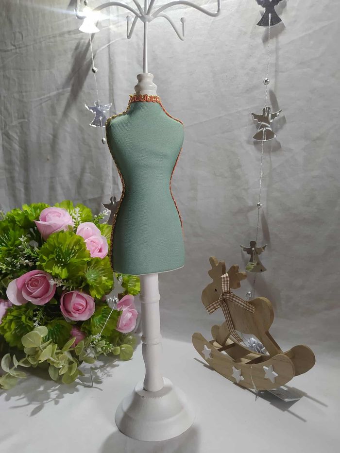 Présentoir buste de couture à bijoux en bois - photo numéro 4