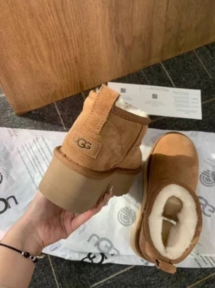 Bottes de neige UGG à talons hauts, pointure 40 - photo numéro 5