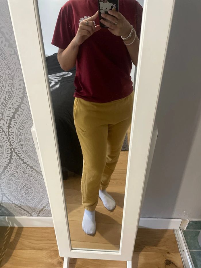 Jogging Nike couleur moutarde