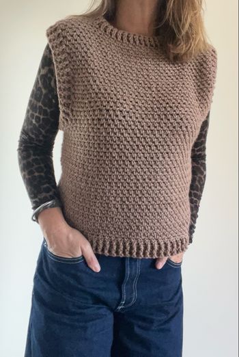 Pull débardeur au crochet fait main camel