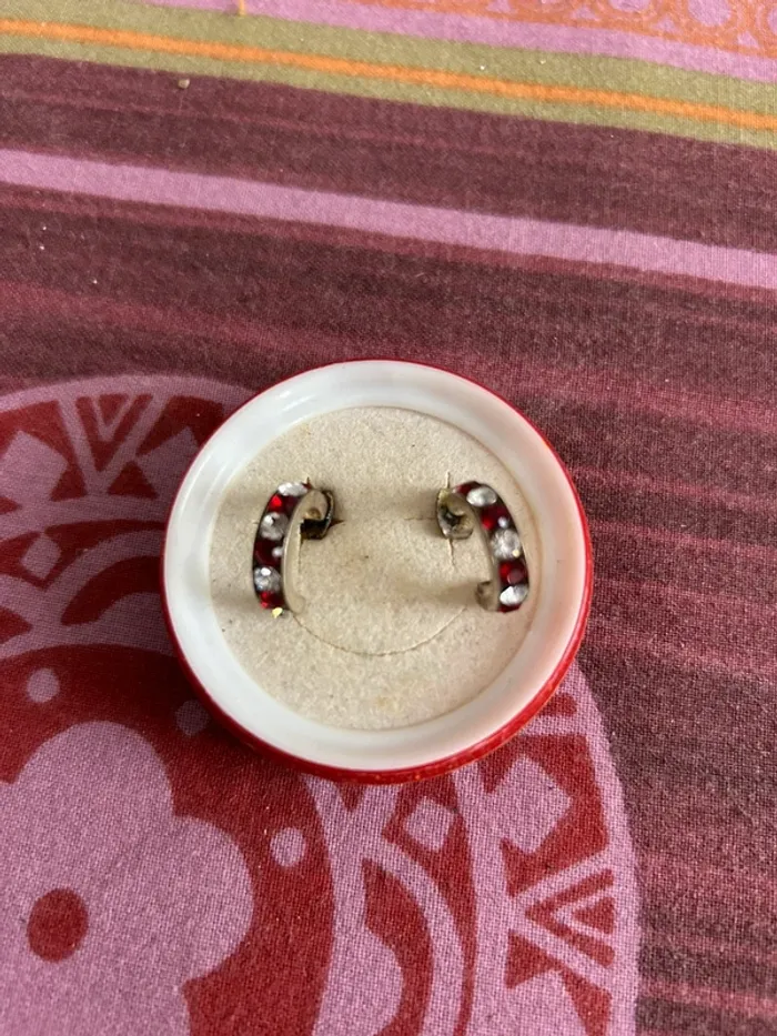 Boucle d’oreille en argent et pierre précieuse.