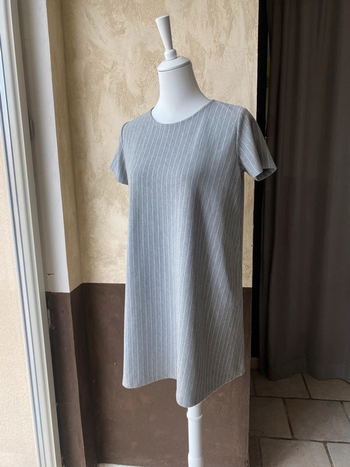 Robe rayée grise Stradivarius M