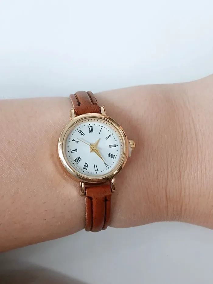 Montre vintage chic dorée bracelet marron à chiffres romains Neuf