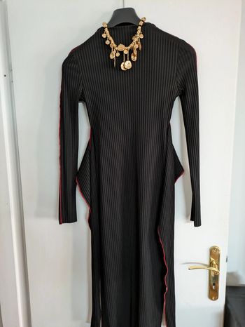 Robe midi maille côtelée avec ceinture intégrée