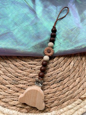 Attache sucette marron beige