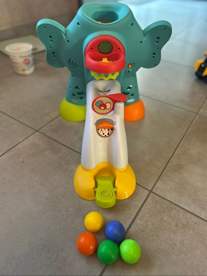 Éléphant avec balles - photo numéro 4