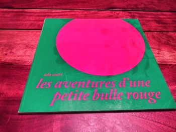 Livre intitulé les aventures d'une petite bulle rouge écoledesmax