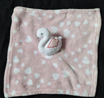 DOUDOU CARRE PLAT CYGNE - ROSE ET COEURS - PRIMARK