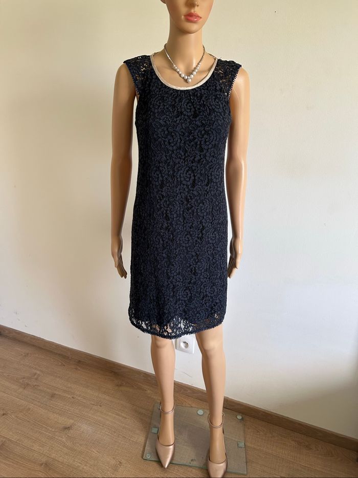 Robe bleue marine en dentelle One Step taille 36 TBE - photo numéro 3