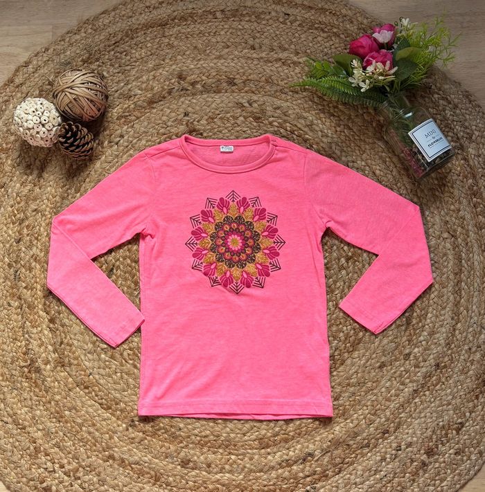 🌺T-shirt manche longue rose fluo avec logo mandala Taille 5-6ans/110-116cm🌺