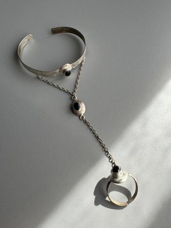 Bijou de main vintage argenté – bracelet + bague avec pierre noire