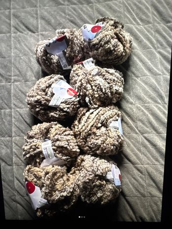 Huit. Pelotes de laine.