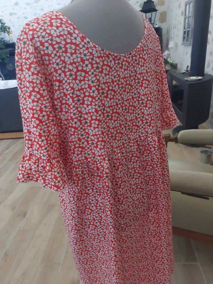 Robe rouge fleurie