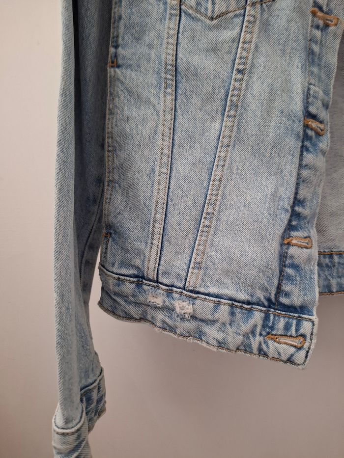 Veste en jean zara taille 34 en très bon état Veste en jean zara taille 34 en très bon état 
Longueur 50 cm
Largeur aisselle à aisselle 45 cm
#vesteenjean #vestezara #zara #taille34_youch202 - photo numéro 4