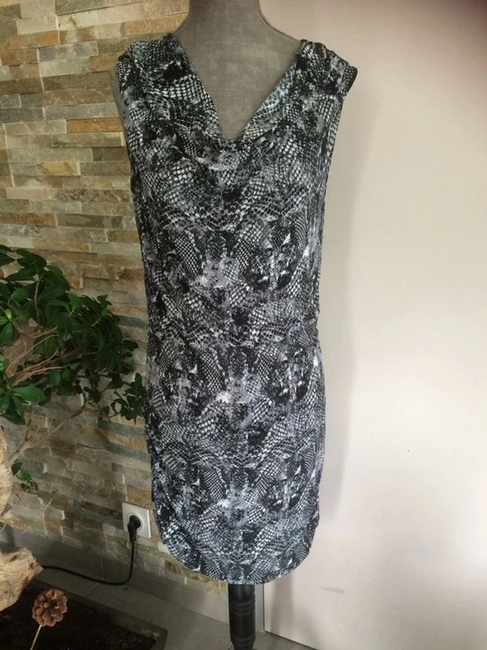 Robe fluide motif serpent