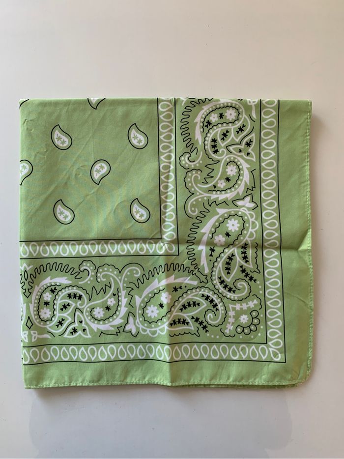 Foulard vert à motifs - photo numéro 2