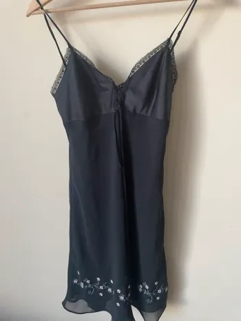 Nuisette noire brodée
