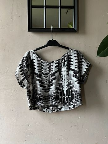 Crop top motifs géométriques blanc, gris et noir