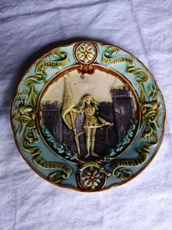 Assiette barbotine jeanne d'arc
