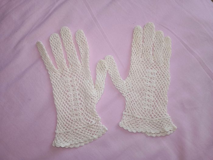 Gants en dentelle écru vintage pour enfants ou jeunes filles
Faits mains
