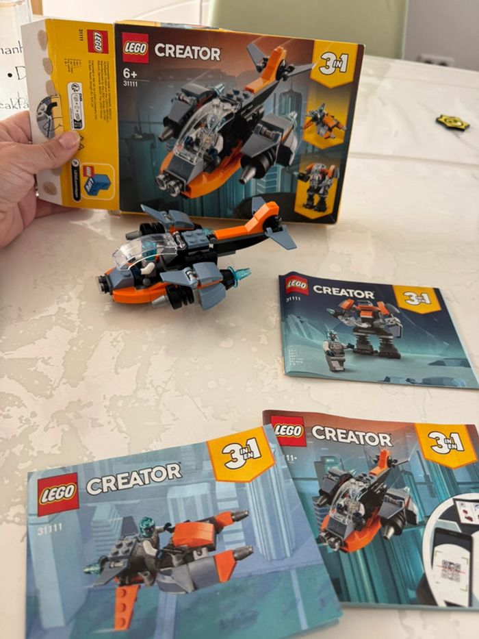 Lego créatif 31111 le cyber drone