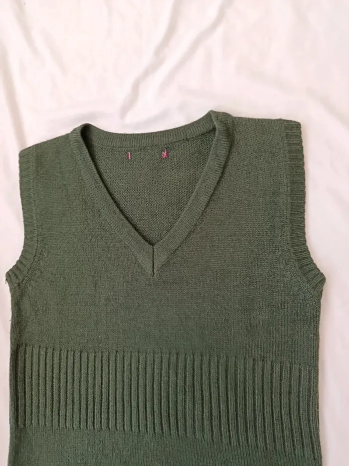 Pull en maille vintage col v sans manches vert/kaki taille 38 - photo numéro 3