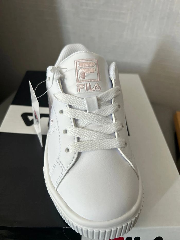Baskets fila blanches vernies 28 - photo numéro 5