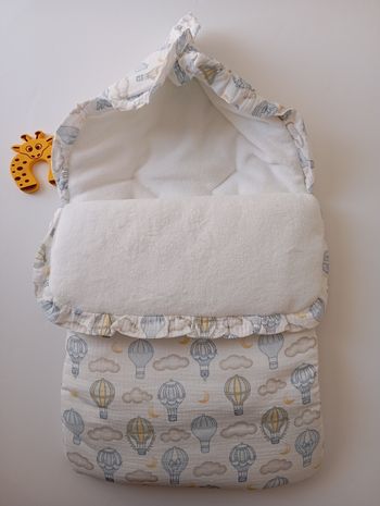 Nid d'ange bébé gaze de coton et polaire montgolfière bleu 