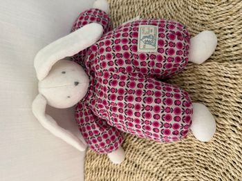 Doudou Lapin blanc rose rouge fleurs Les Jouets du MOULIN ROTY