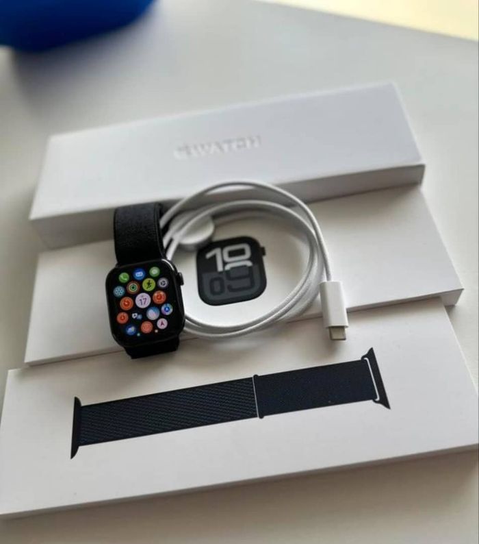 Apple Watch Series 10 2025 GPS + Cellular 46 mm Noir de jais - photo numéro 2