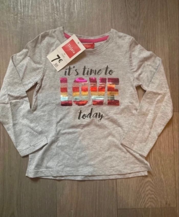 T-shirt / Sous-pull manches longues NEUF avec étiquette fille taille 5 ans couleur gris