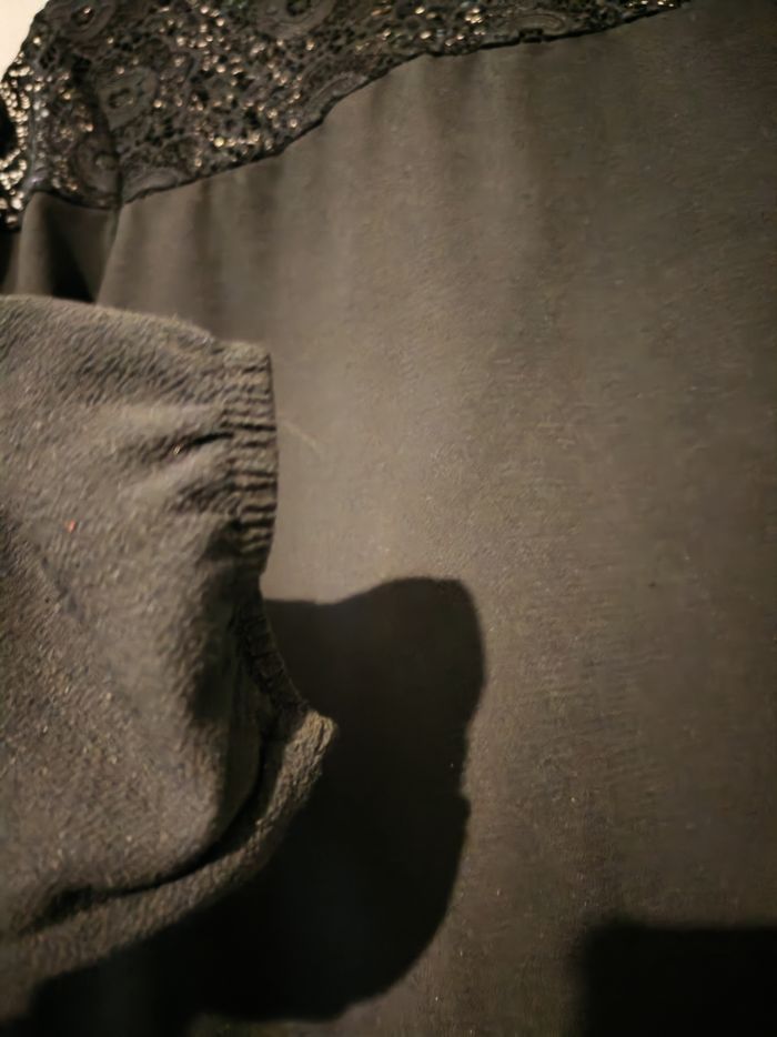 Blouse noire avec dentelle - photo numéro 3