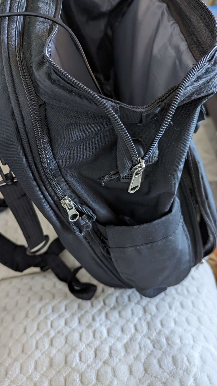 Sac à dos à langer nombreux rangement + câble de recharge intégré - photo numéro 4
