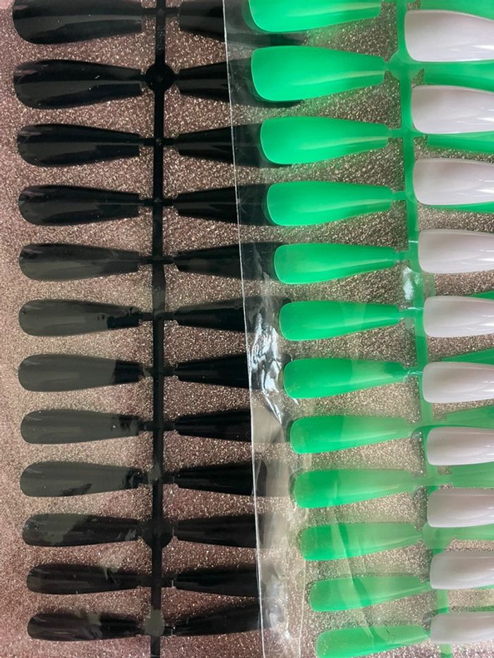 Plusieurs faux ongles + 1x colle - photo numéro 2