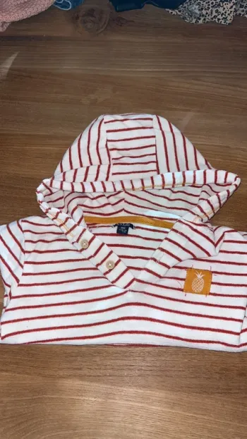 Haut à capuche kiabi 18 mois beige rayé marron